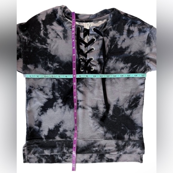 Mudd Tie-dye Lace up top black grey sweatshirt women’s size Small light & soft - Picture 4 of 5